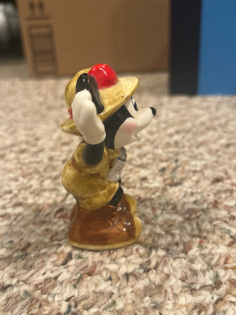 Disney Minnie Mouse Ceramic Figurine in Red, Black and Gold - Picture 3 of 4